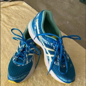 ASICS sz 8.5 sneakers.  In very good condition.